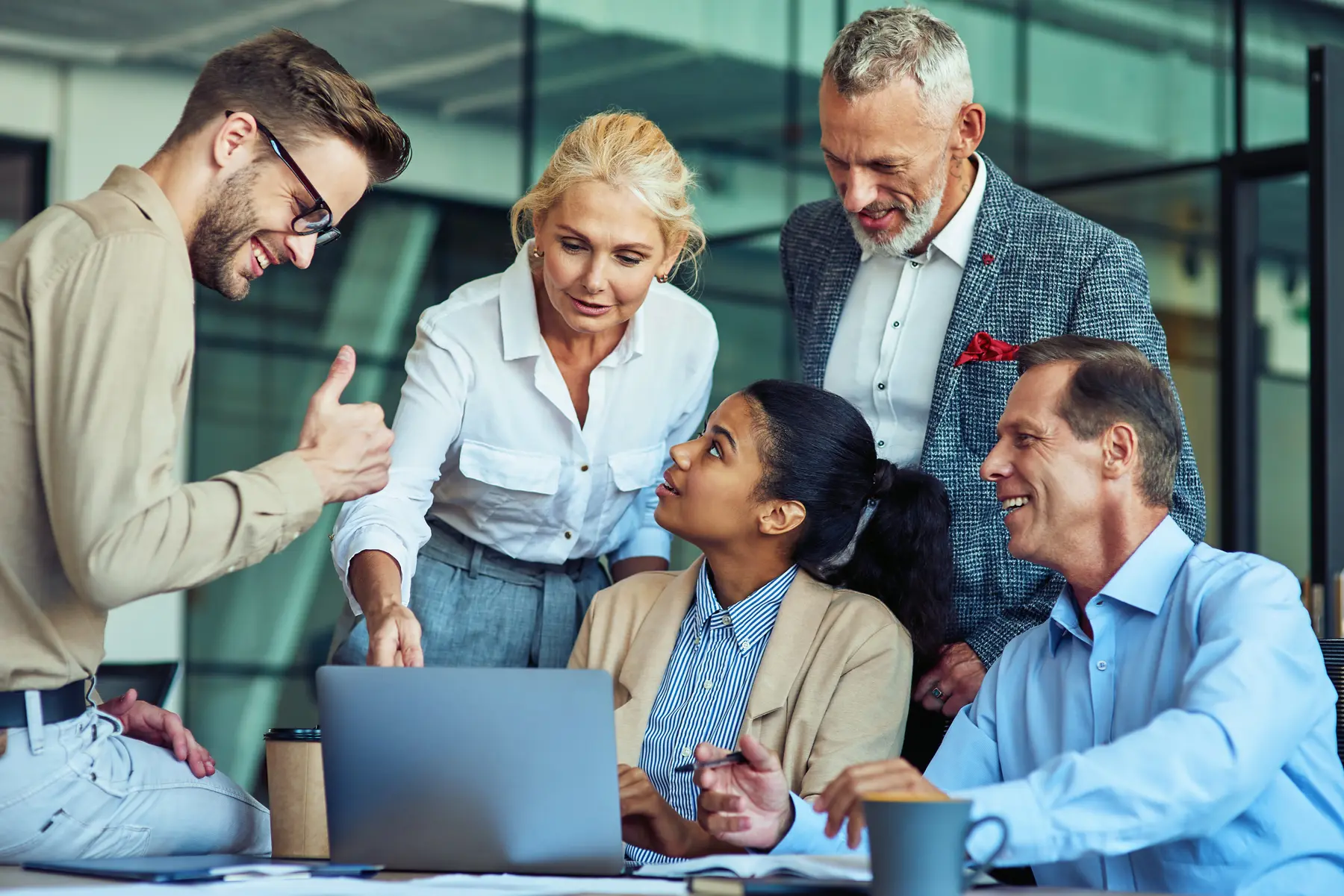 Equipo directivo trabajando con un portátil